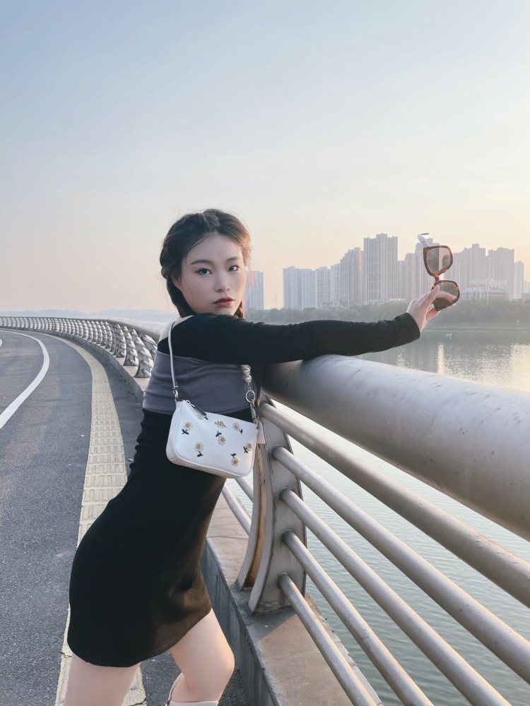 z-湖南省·株洲市·芦淞区--本人舞蹈老师,接寄拍,会p图和牌照!
希望能有愿意和我合作的商家哦!