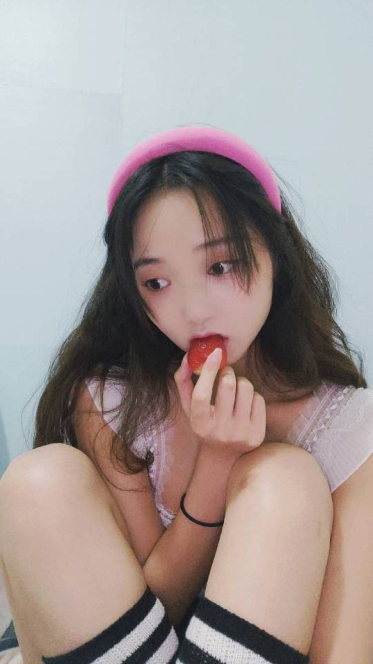 拾捌-云南省·昆明市·官渡区-快手,抖音-目前在家接寄拍,会自己化妆,p图,服装、饰品、鞋包、美妆,美瞳都可以