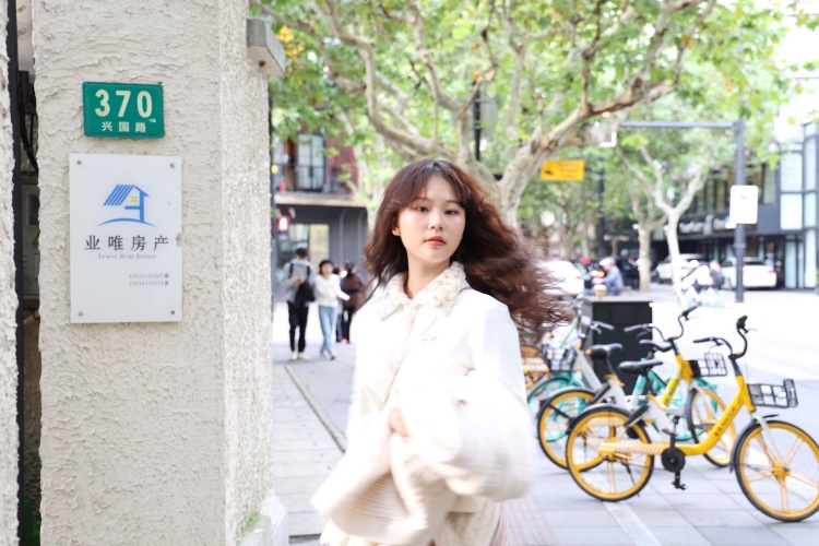 Esmeralda-上海市·上海市·青浦区--爱好拍照 会修图 可以接饰品类或者服装类的寄拍 出图快 希望商家可以联系我~