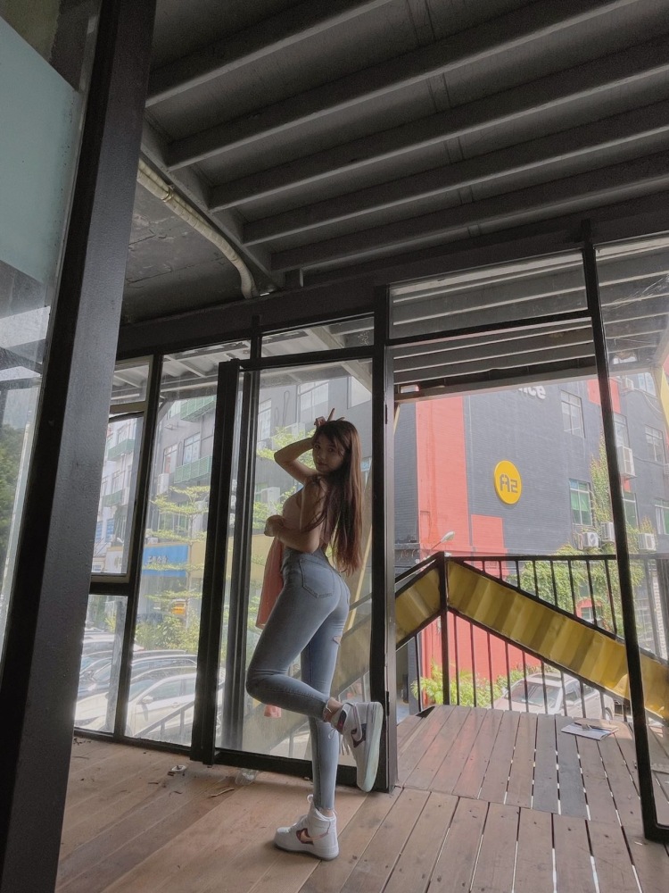 烟雨·梦兮🍀-广东省·广州市·天河区-抖音-一名舞蹈老师,身高163体重103,平时也爱去探网红咖啡店拍照片,接单寄拍模特,服装,鞋子,饰品类皆可,会修图会拍照。