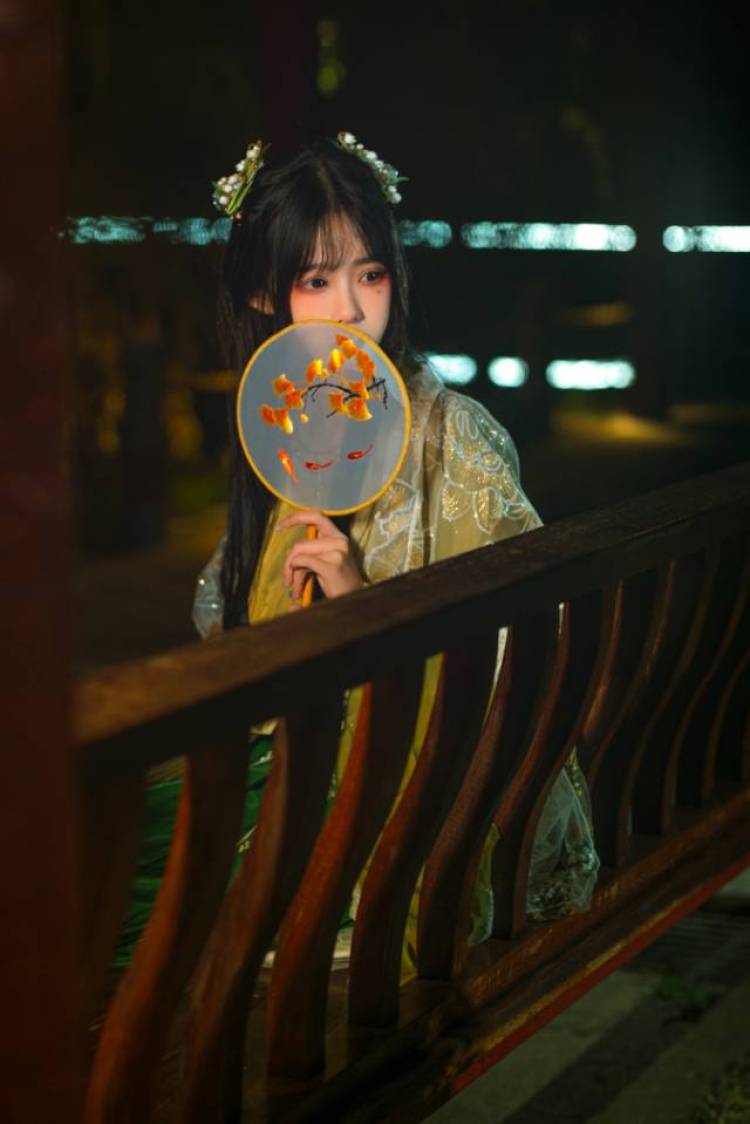 小雨-湖南省·长沙市·芙蓉区--接寄拍，市内约拍，做过平面模特，有一点经验，希望能在大学之余充实一下自己。