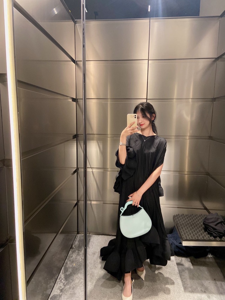 Xinyue Wong.-上海市·上海市·松江区--身高160cm 体重42kg
大二在校生 平时喜欢拍照
希望可以接寄拍单