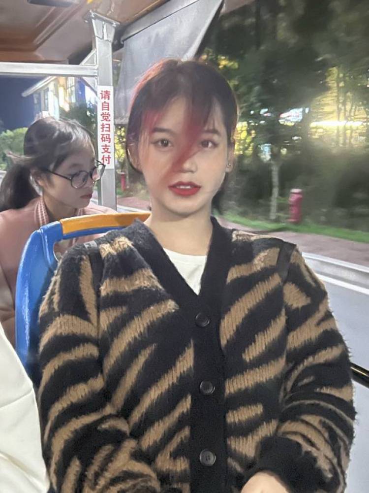 real_redmxxn-重庆市·重庆市·永川区-抖音,快手-在校大学生,会化妆,平时能接寄拍,买家秀,五官端正,有需要的随时联系我,