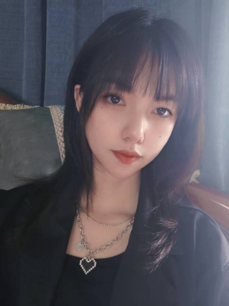 微微-广东省·惠州市·惠城区-抖音:微微945-接寄拍 衣服鞋子包包外套都可 身高170体重48鞋码37 做过模特走过商演 希望各位商业关注一下我 谢谢!