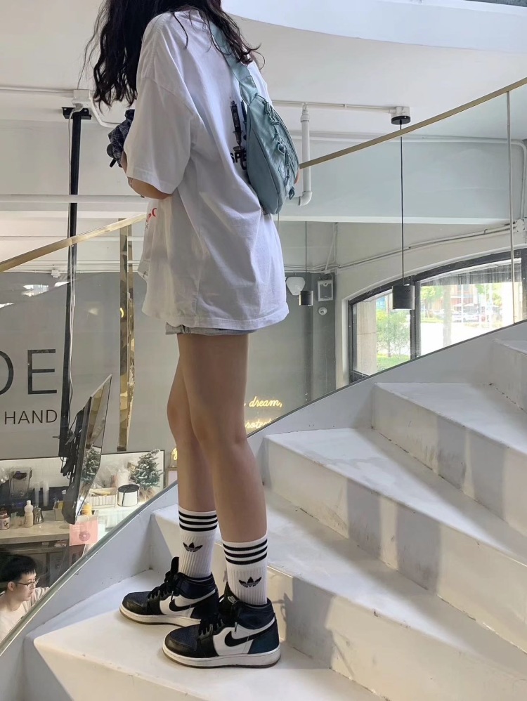 鹅-上海市·上海市·徐汇区--衣服鞋子包包化妆品首饰都可以 会拍照会p图 做事不磨叽 能拍出高质量的返图 素人模特