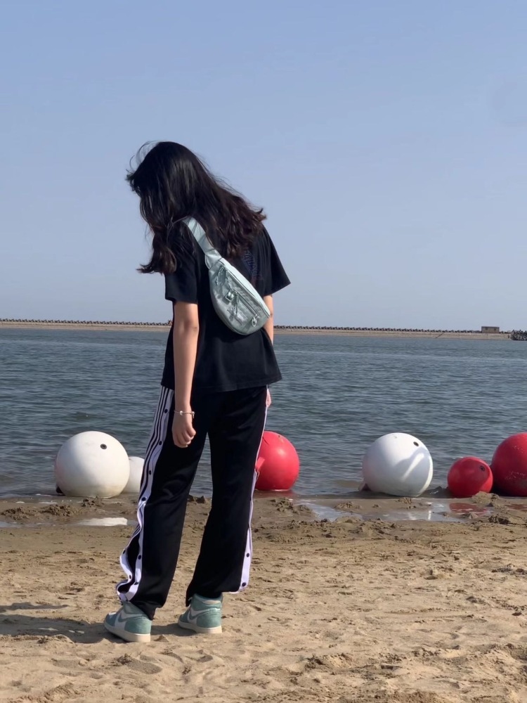 鹅-上海市·上海市·徐汇区--衣服鞋子包包化妆品首饰都可以 会拍照会p图 做事不磨叽 能拍出高质量的返图 素人模特