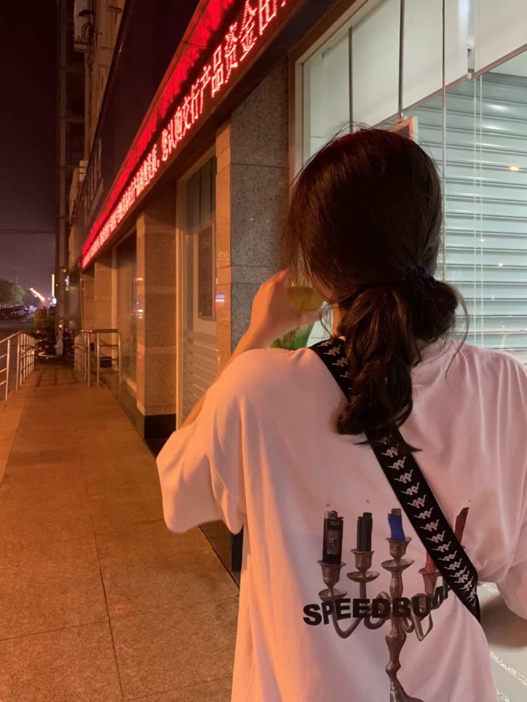 鹅-上海市·上海市·徐汇区--衣服鞋子包包化妆品首饰都可以 会拍照会p图 做事不磨叽 能拍出高质量的返图 素人模特