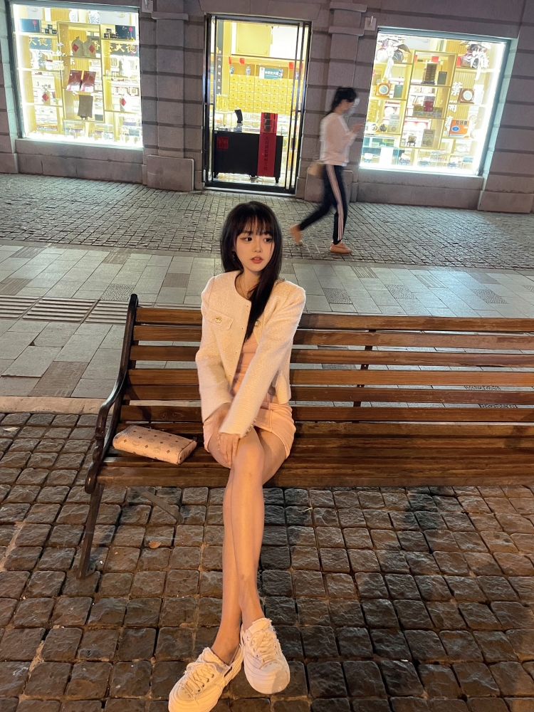 SU-湖北省·武汉市·硚口区--做过淘宝模特兼职,以前是主播,拍照风格大概是纯欲网红风,出片快,质量好,基本原相机直拍,画质清晰