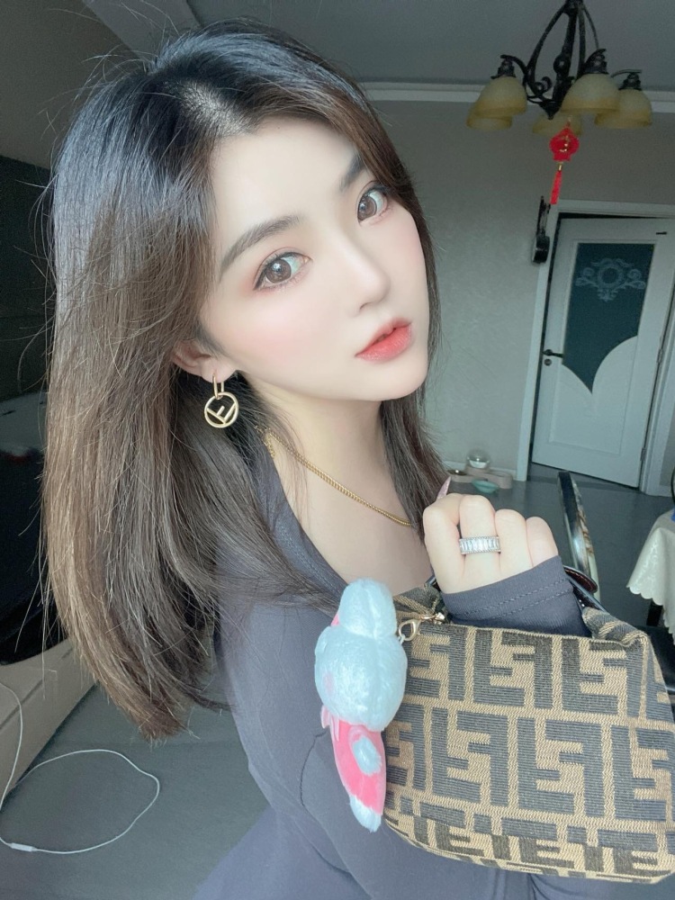 sᴀᴡᴇᴇᴛɪᴇ 🧸ྀི🤍00-山西省·太原市·小店区--擅长拍服饰包包美妆美瞳寄拍 探店拍摄也很在行 也可以拍视频或者抖音