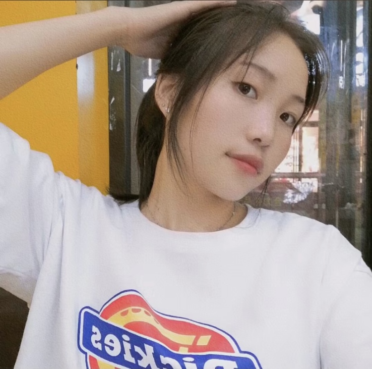 小竹子.-贵州省·黔西南布依族苗族自治州·兴义市-抖音-我是一名幼师，我很喜欢拍照，平时有很多的空余时间，就喜欢穿上新衣服打卡一些当地景点。也很喜欢穿搭这方面😁