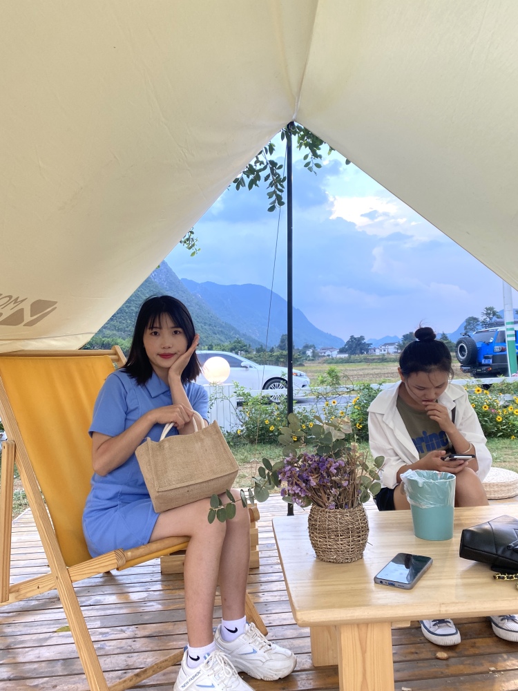 小竹子.-贵州省·黔西南布依族苗族自治州·兴义市-抖音-我是一名幼师，我很喜欢拍照，平时有很多的空余时间，就喜欢穿上新衣服打卡一些当地景点。也很喜欢穿搭这方面😁