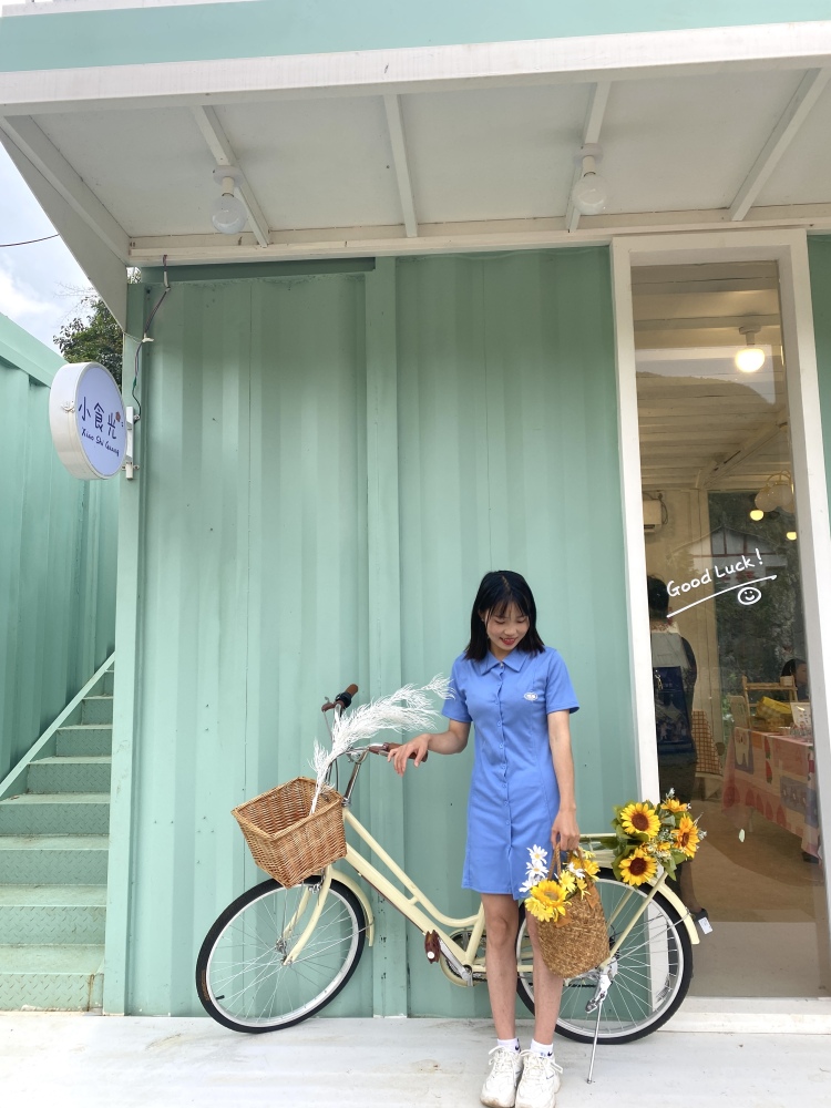 小竹子.-贵州省·黔西南布依族苗族自治州·兴义市-抖音-我是一名幼师，我很喜欢拍照，平时有很多的空余时间，就喜欢穿上新衣服打卡一些当地景点。也很喜欢穿搭这方面😁