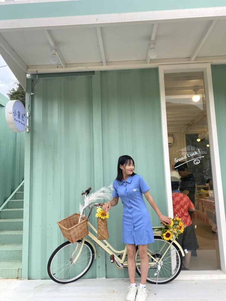 小竹子.-贵州省·黔西南布依族苗族自治州·兴义市-抖音-我是一名幼师，我很喜欢拍照，平时有很多的空余时间，就喜欢穿上新衣服打卡一些当地景点。也很喜欢穿搭这方面😁
