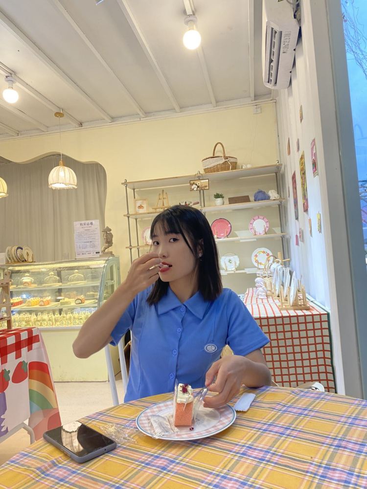 小竹子.-贵州省·黔西南布依族苗族自治州·兴义市-抖音-我是一名幼师，我很喜欢拍照，平时有很多的空余时间，就喜欢穿上新衣服打卡一些当地景点。也很喜欢穿搭这方面😁
