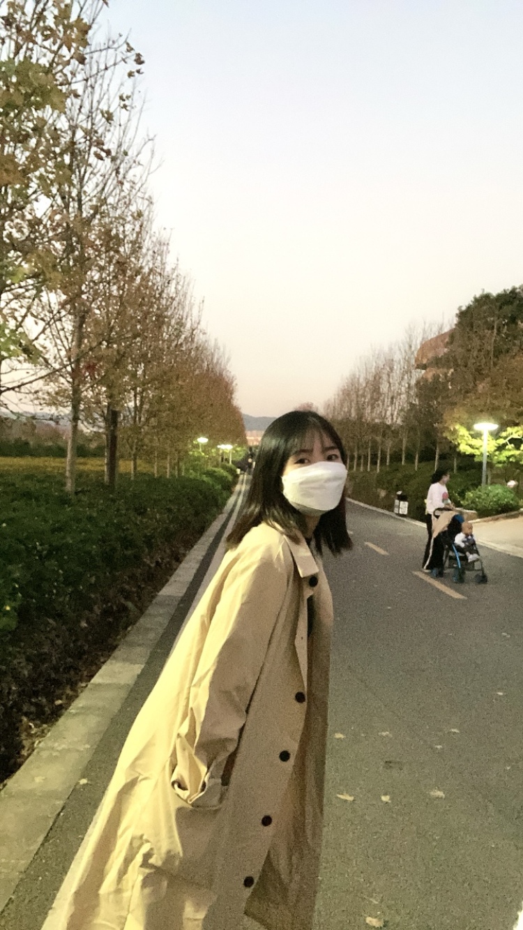 小竹子.-贵州省·黔西南布依族苗族自治州·兴义市-抖音-我是一名幼师，我很喜欢拍照，平时有很多的空余时间，就喜欢穿上新衣服打卡一些当地景点。也很喜欢穿搭这方面😁