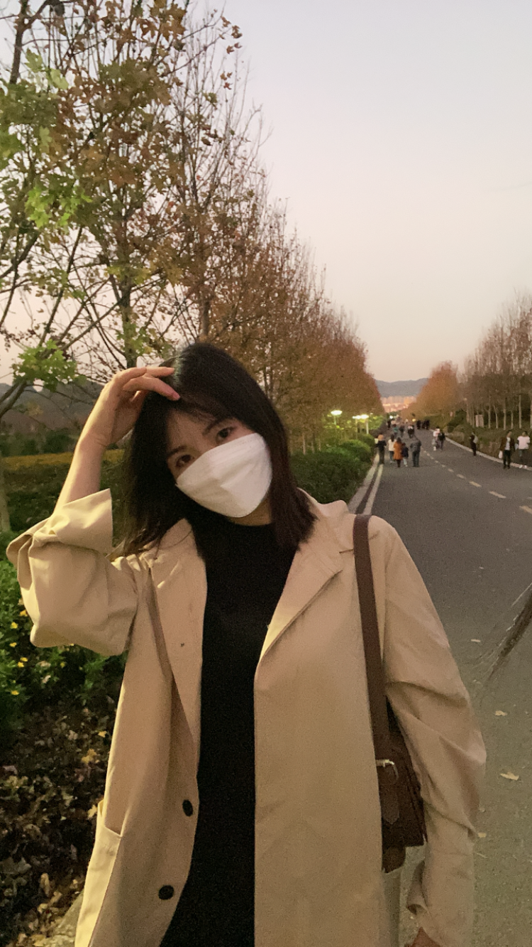 小竹子.-贵州省·黔西南布依族苗族自治州·兴义市-抖音-我是一名幼师，我很喜欢拍照，平时有很多的空余时间，就喜欢穿上新衣服打卡一些当地景点。也很喜欢穿搭这方面😁