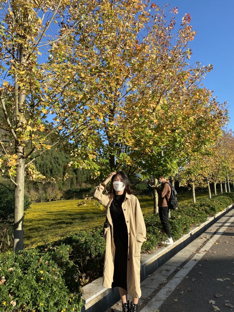小竹子.-贵州省·黔西南布依族苗族自治州·兴义市-抖音-我是一名幼师，我很喜欢拍照，平时有很多的空余时间，就喜欢穿上新衣服打卡一些当地景点。也很喜欢穿搭这方面😁