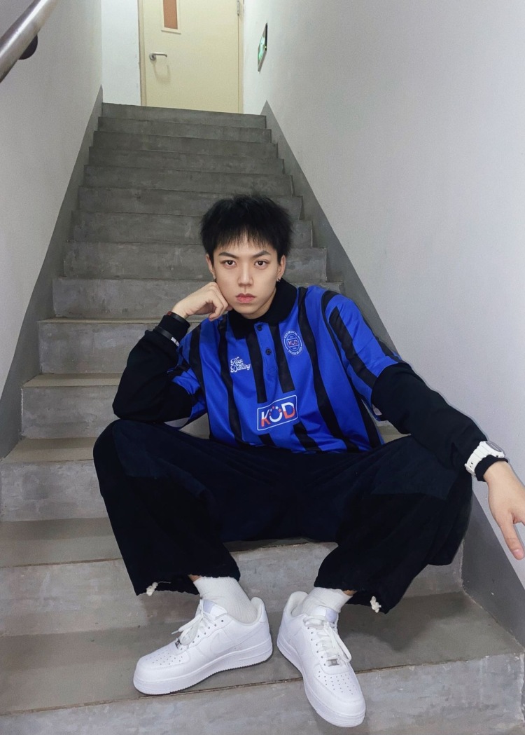 Simon.-河北省·秦皇岛市·海港区-抖音 快手 *** 微博-接拍买家秀 衣服裤子都可以
会拍照会修图
拍到老板满意为止
身高182 体重120
街舞老师 体形好