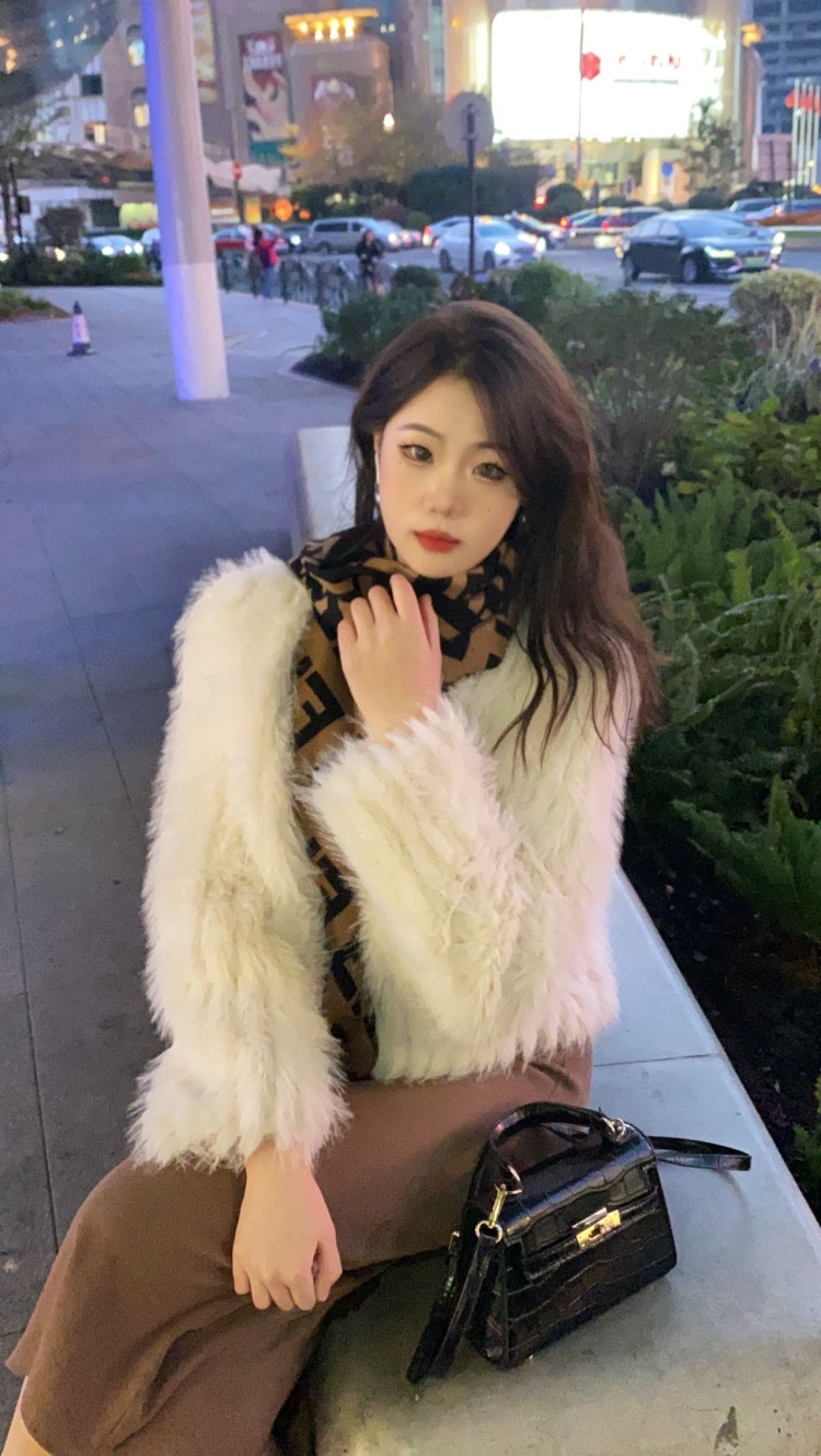 欣-上海市·上海市·浦东新区--可以接衣服 包包 鞋子 袜子 首饰等等
本人身高：165 体重94g
风格不定