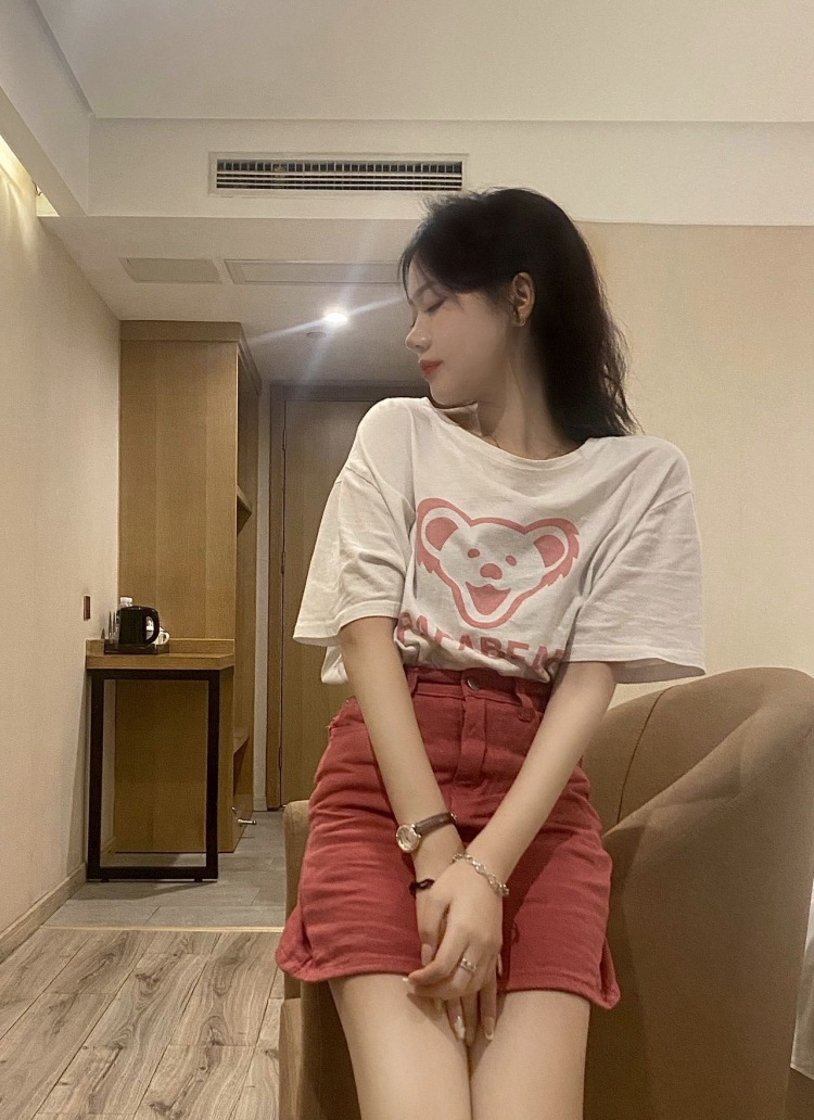 欣-上海市·上海市·浦东新区--可以接衣服 包包 鞋子 袜子 首饰等等
本人身高:165 体重94g
风格不定