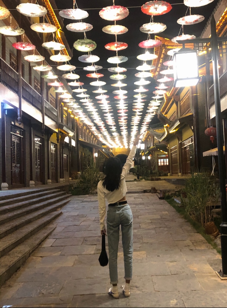 .-云南省·普洱市·思茅区-抖音，微博，***-特长是跳舞，学过几年的爵士舞，有基础的舞蹈功底。身高163，46公斤。想做寄拍