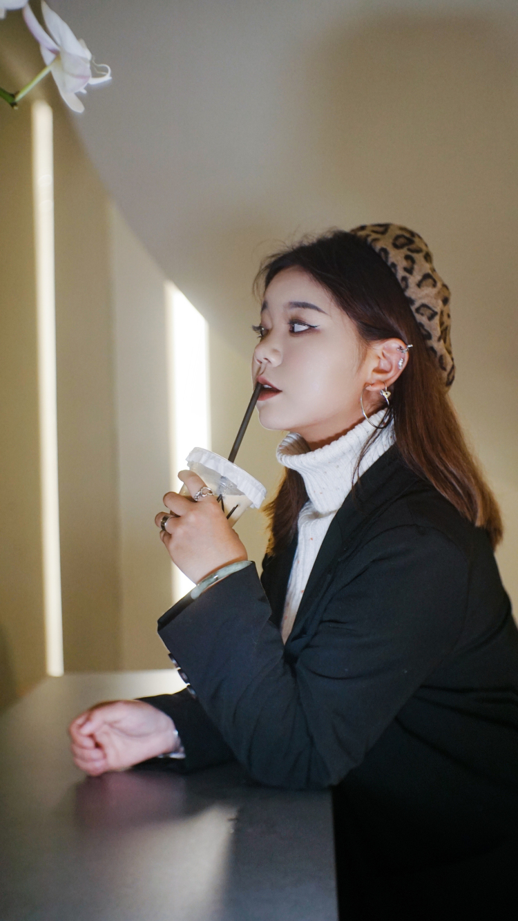 Esther-广西壮族自治区·贺州市·八步区-抖音 *** 微博 -喜欢探店 可以接受抖音直播 身高166体重120 平时也会发发***和微博