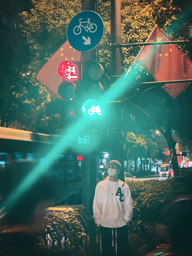岛-浙江省·杭州市·西湖区--身高183 体重62kg
接寄拍
服装 饰品 鞋子都🉑️