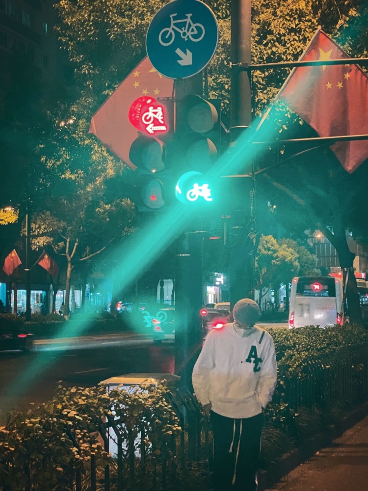 岛-浙江省·杭州市·西湖区--身高183 体重62kg
接寄拍
服装 饰品 鞋子都🉑️