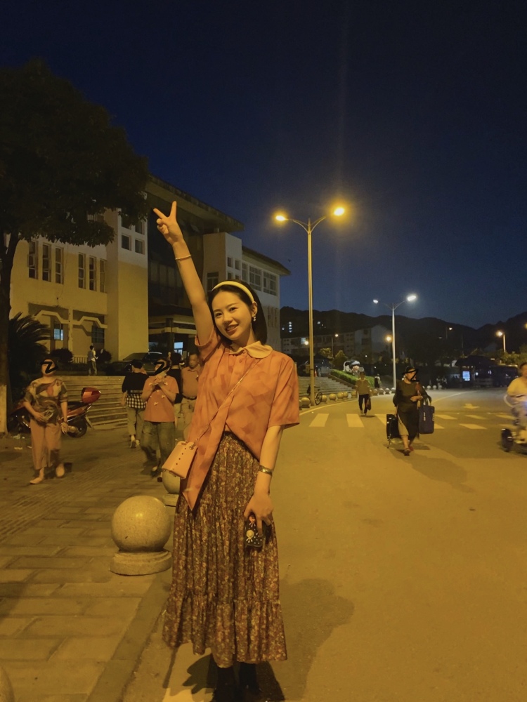 阿晶·-湖北省·恩施土家族苗族自治州·宣恩县-抖音,微博,***-实体服装店主,时间自由。身高163cm,体重50kg。爱拍照 ,平常也给店里衣服拍图,有足够的经验。