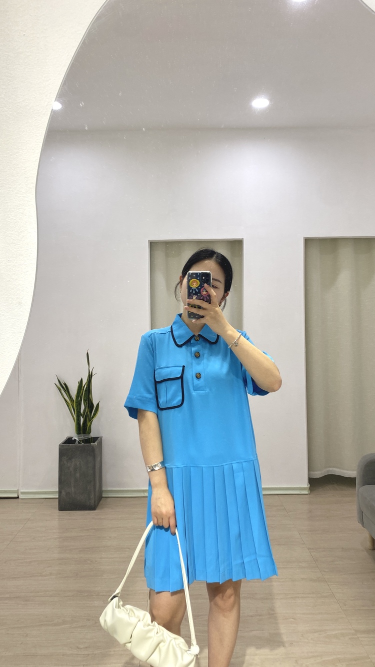 阿晶·-湖北省·恩施土家族苗族自治州·宣恩县-抖音,微博,***-实体服装店主,时间自由。身高163cm,体重50kg。爱拍照 ,平常也给店里衣服拍图,有足够的经验。