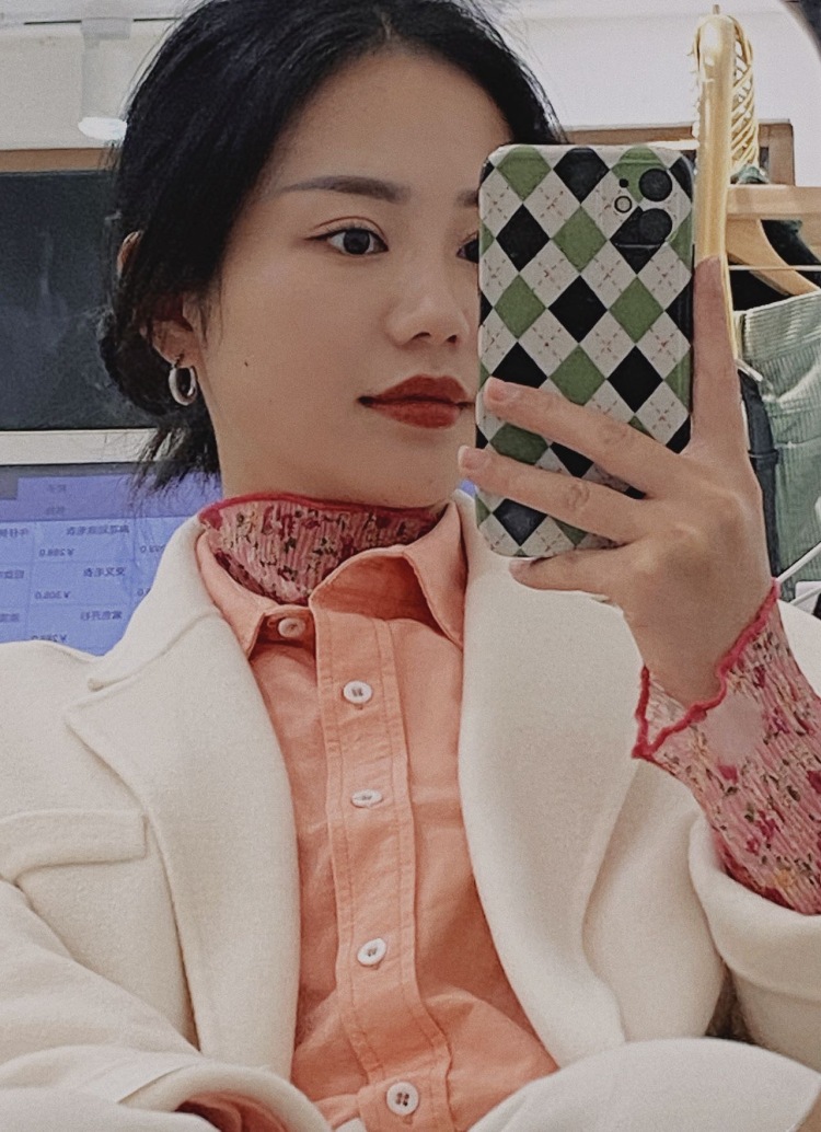 阿晶·-湖北省·恩施土家族苗族自治州·宣恩县-抖音,微博,***-实体服装店主,时间自由。身高163cm,体重50kg。爱拍照 ,平常也给店里衣服拍图,有足够的经验。