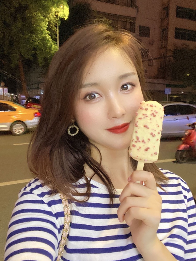 🍃女 亭🍃-广西壮族自治区·南宁市·良庆区--平面模特、服装及饰品买家秀、文案编辑、视频脚本、唱歌跳舞,没有做抖音号及***