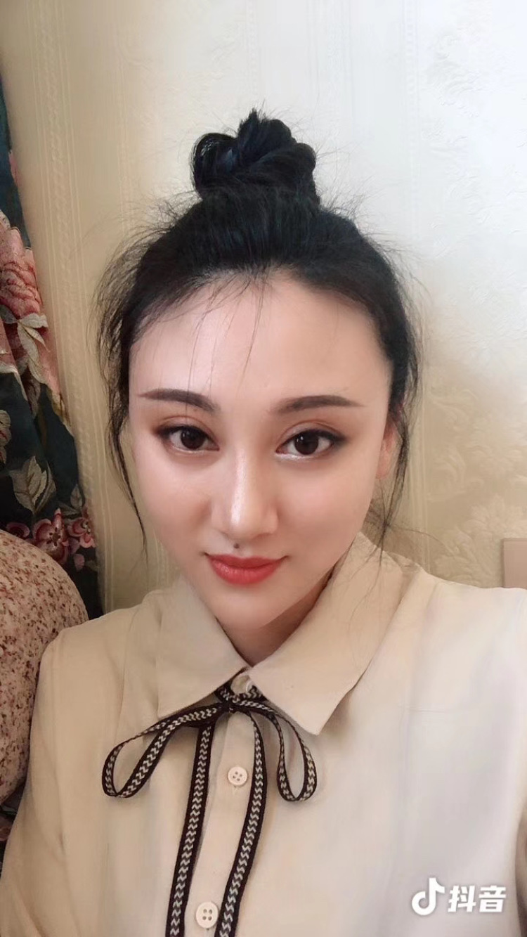 Miki-河北省·秦皇岛市·北戴河区--特长舞蹈，可做视频动态，做过短视频拍摄主播，爱好化妆，大眼睛天然脸，切换多种风格，可盐可甜，形象佳。
可接寄拍，送拍，买家秀，服装，美妆，首饰，家用百货，吃的等……
也可接舞蹈商演，舞蹈教学