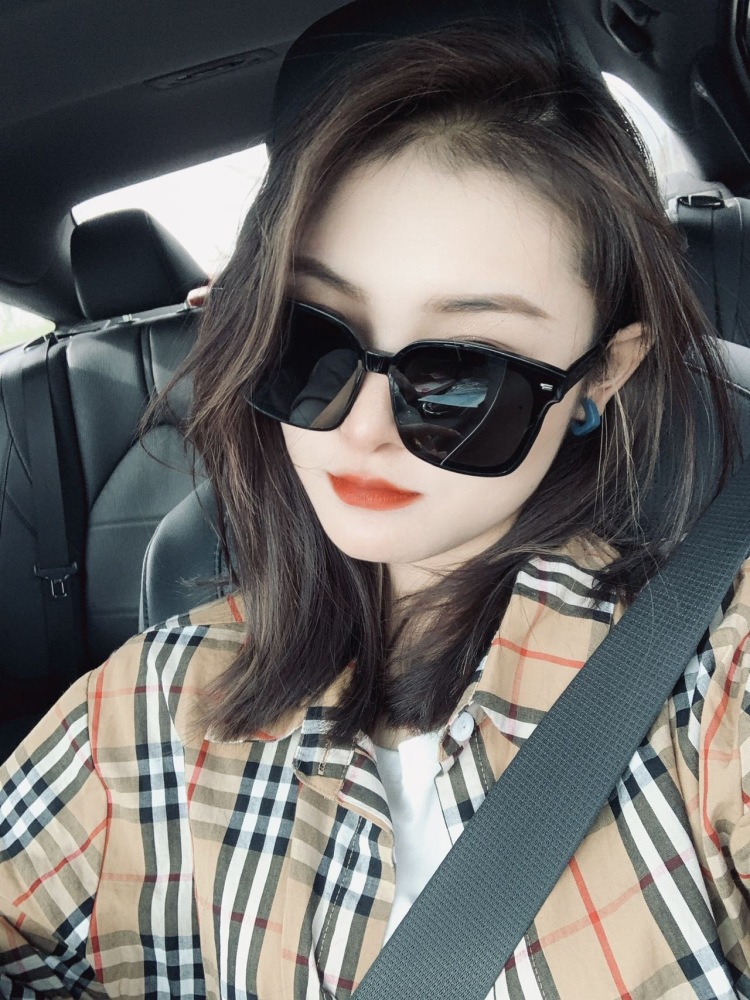 李欢喜.-云南省·大理白族自治州·鹤庆县-抖音   *** 快手-我是一名化妆师小姐姐   平时喜欢打卡旅游景点 购物狂一名    现在像接一下寄拍买家秀    抖音粉丝800多  平时也喜欢上网冲浪种草！！