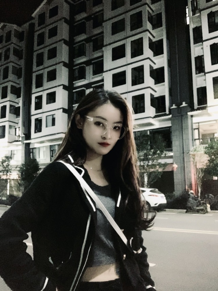 李欢喜.-云南省·大理白族自治州·鹤庆县-抖音 *** 快手-我是一名化妆师小姐姐 平时喜欢打卡旅游景点 购物狂一名 现在像接一下寄拍买家秀 抖音粉丝800多 平时也喜欢上网冲浪种草!!