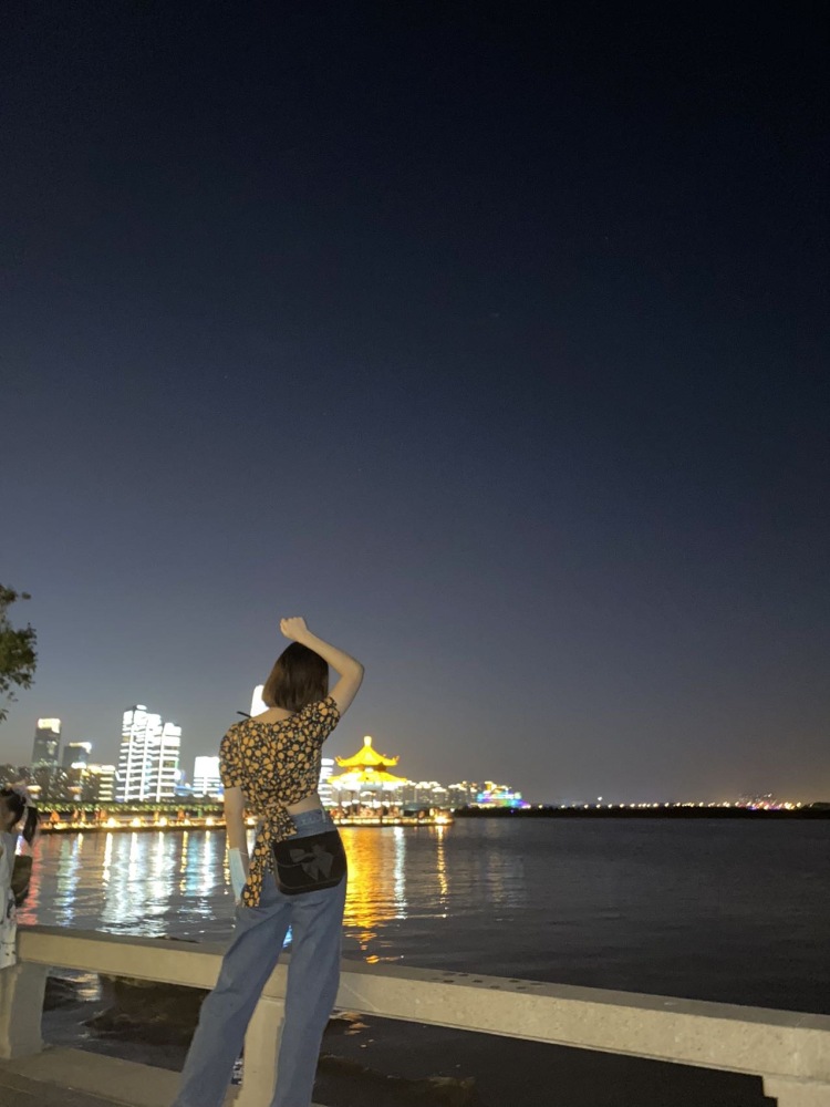 二十四桥的月亮-江苏省·苏州市·吴中区-抖音,微博,***,B站-接买家秀,或礼仪模特,165 50kg,比例好会穿搭,风格多变