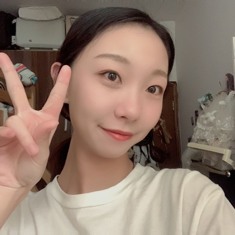桑稚.-云南省·昆明市·盘龙区--还是学生一枚 可接衣服鞋子包包饰品都可 计算机学生可以自己修图 有会拍照的小姐妹