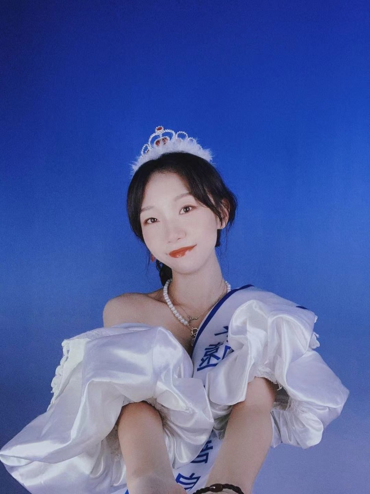 桑稚.-云南省·昆明市·盘龙区--还是学生一枚 可接衣服鞋子包包饰品都可 计算机学生可以自己修图 有会拍照的小姐妹