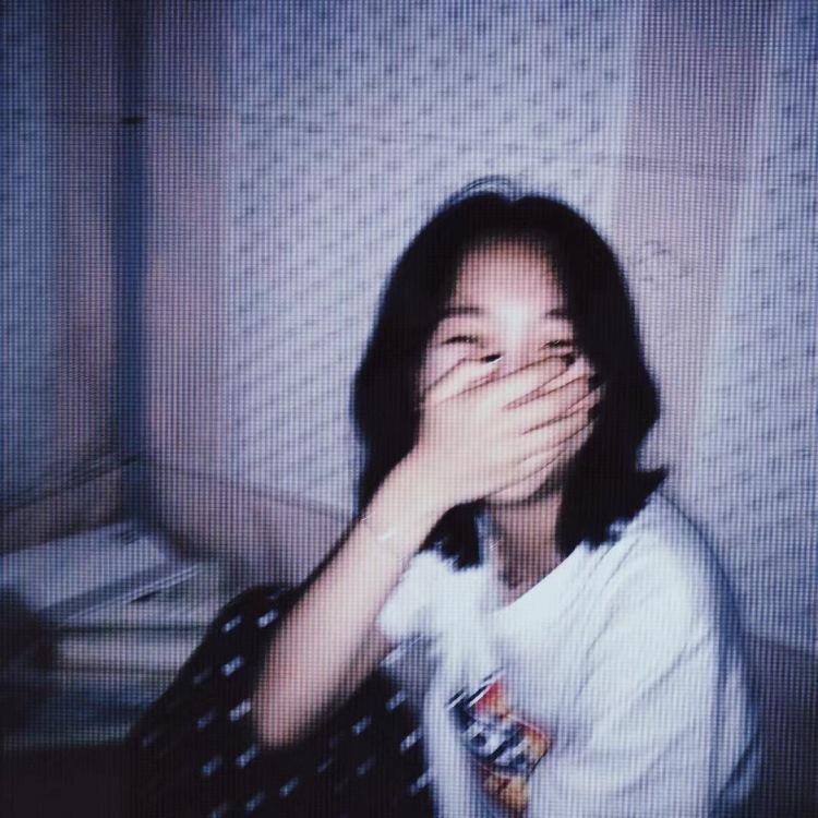 桑稚.-云南省·昆明市·盘龙区--还是学生一枚 可接衣服鞋子包包饰品都可 计算机学生可以自己修图 有会拍照的小姐妹