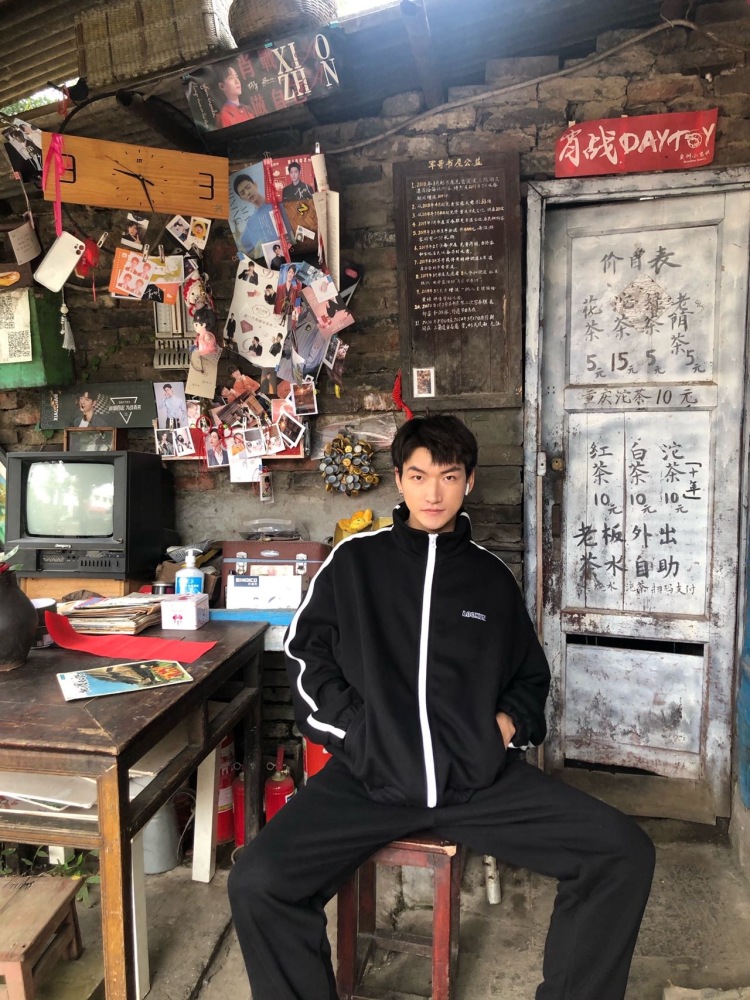 今天吃早饭了吗-重庆市·重庆市·九龙坡区-微博-接寄拍,可摆拍,会p图,风格都可以,男183cm71kg,衣服包包帽子首饰项链美瞳全都🉑️