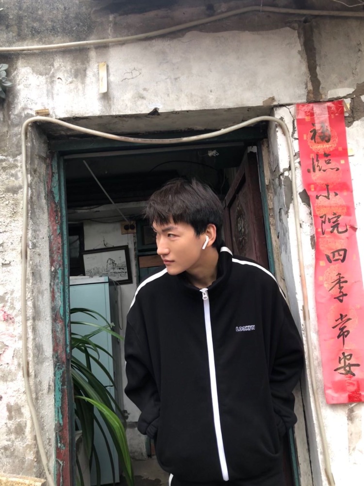 今天吃早饭了吗-重庆市·重庆市·九龙坡区-微博-接寄拍，可摆拍，会p图，风格都可以，男183cm71kg，衣服包包帽子首饰项链美瞳全都🉑️