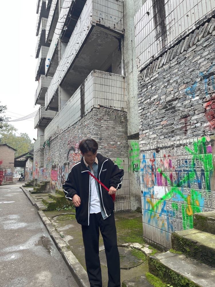今天吃早饭了吗-重庆市·重庆市·九龙坡区-微博-接寄拍，可摆拍，会p图，风格都可以，男183cm71kg，衣服包包帽子首饰项链美瞳全都🉑️