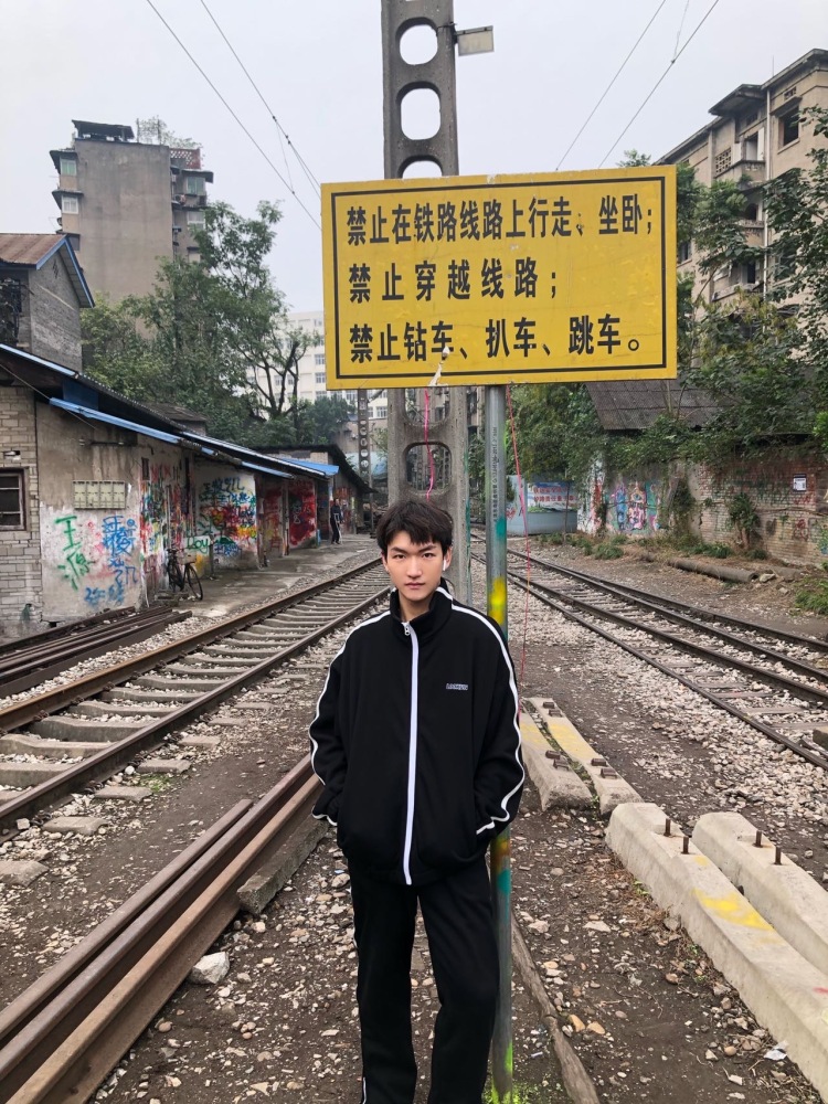今天吃早饭了吗-重庆市·重庆市·九龙坡区-微博-接寄拍，可摆拍，会p图，风格都可以，男183cm71kg，衣服包包帽子首饰项链美瞳全都🉑️