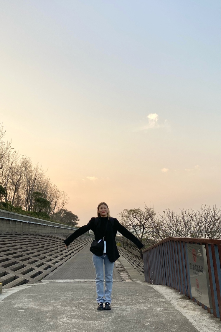 大白-上海市·上海市·宝山区--接单 :包包 衣服裤子鞋子 耳环项链 特长 :跳舞 拳击 演戏