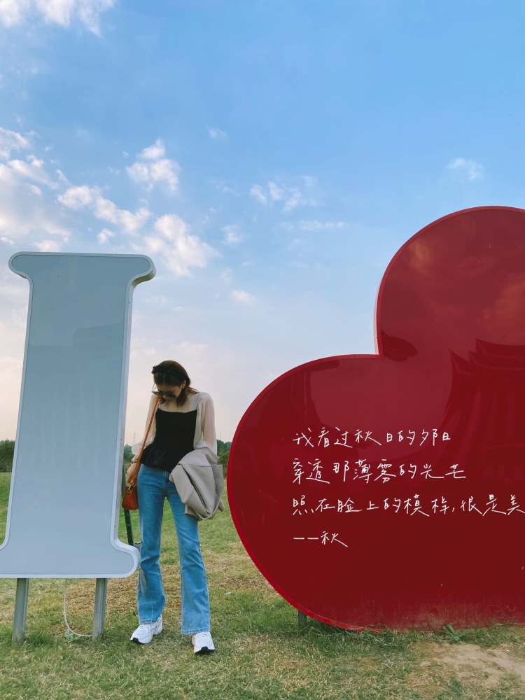 不了谢谢-江苏省·苏州市·吴中区-微博;***;抖音-163cm丨48kg丨苏州 身材比例较好,适合拍买家秀。
热爱独自旅行丨穿搭丨手机摄影丨旅游平台上写关于旅游的笔记和***星座感情笔记丨美食探店丨会写软文丨简单的剪辑视频和修图