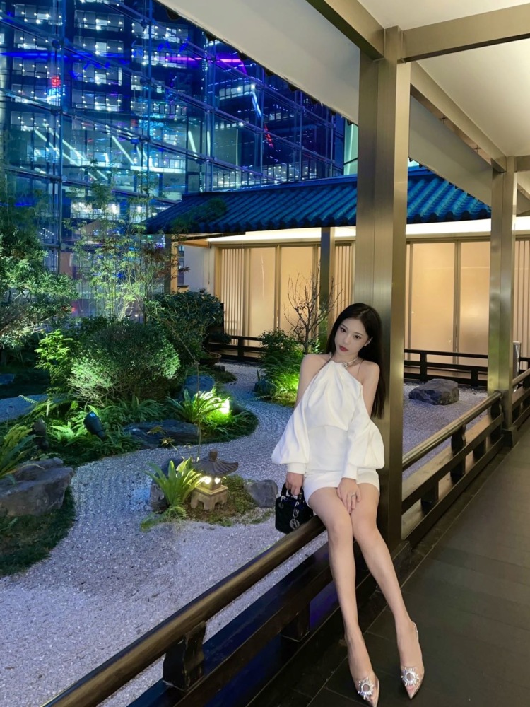 magnolia-广东省·深圳市·罗湖区-***:Eive--大家好!我是深圳网红:magnolia
身高166 体重45kg 鞋码38
接寄拍,服装 包包 鞋子各种饰品,擅长各类风格穿搭,探店打卡,喜欢拍照p图,有着高级的审美跟搭配感。
艺名:珊敏
年龄:22