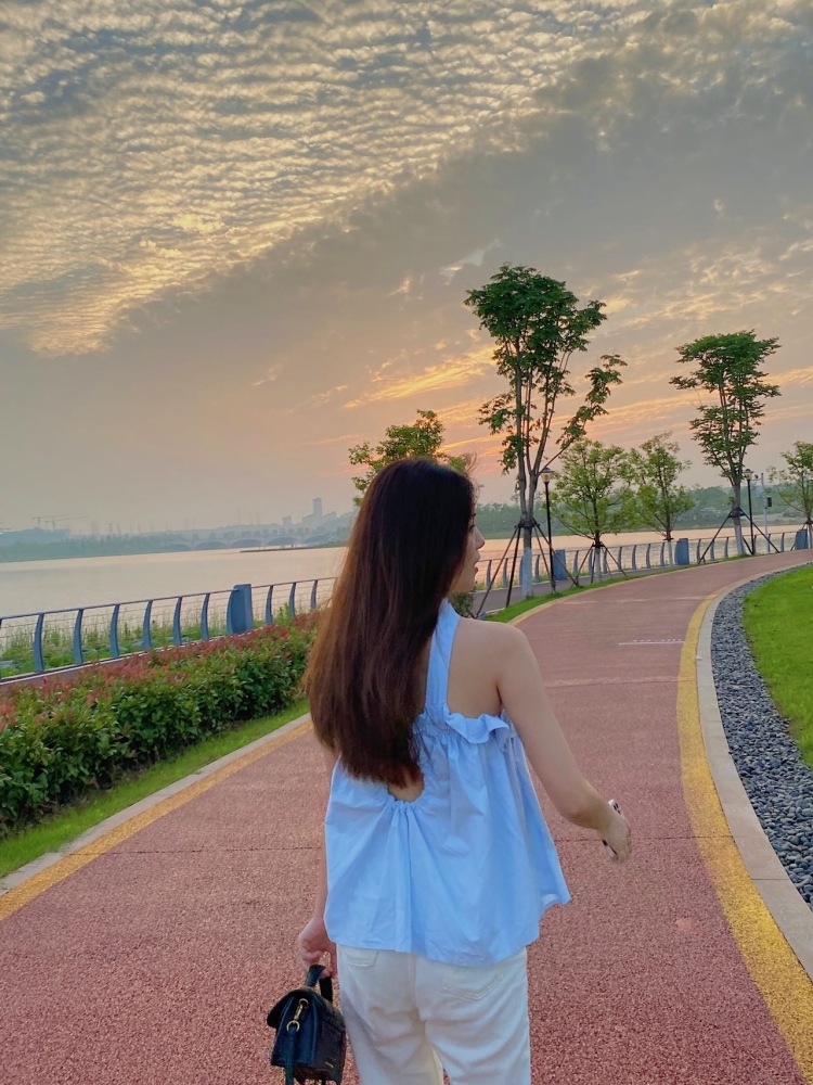琪琪-江西省·南昌市·青山湖区--喜欢打卡网红点去拍照,会p图,性格开朗,想做寄拍,有需要的可以和作用哟!