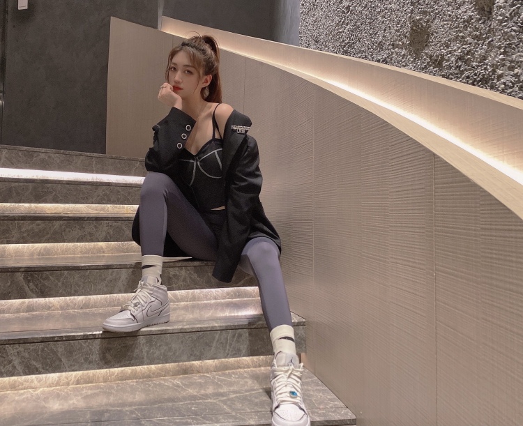 LyX-辽宁省·大连市·甘井子区-抖音,微博-身高174,体重104斤,新人会拍照会修图,想接买家秀,开箱测评,寄拍。