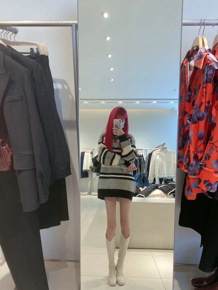 。。-广东省·珠海市·香洲区--会穿搭 会p图 容貌身材都还可以 可以接受服饰美瞳化妆品等寄拍 一定会拍出很好的作品 本人身高165 体重40kg