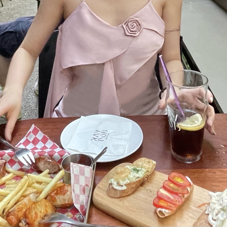 （yls💕-浙江省·杭州市·江干区--目前抖音有1W+粉丝 可接服装类植入 接拍买家秀 服装 包包 等都可 会修图 会剪辑 出图快